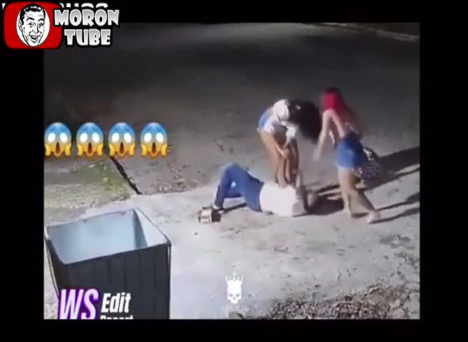 Video :A guy gets robbed after being repeatedly stabbed in the back while attempting to assist a distressed woman (Warning - disturbing)